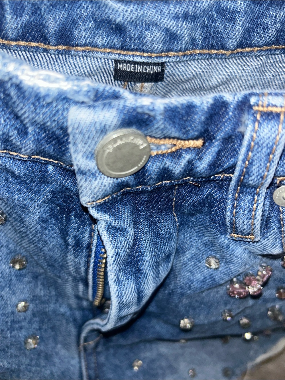 Blank NYC Blue Denim Embellished Cutoff Shorts “ The Barrow” size 28 - Picture 6 of 9